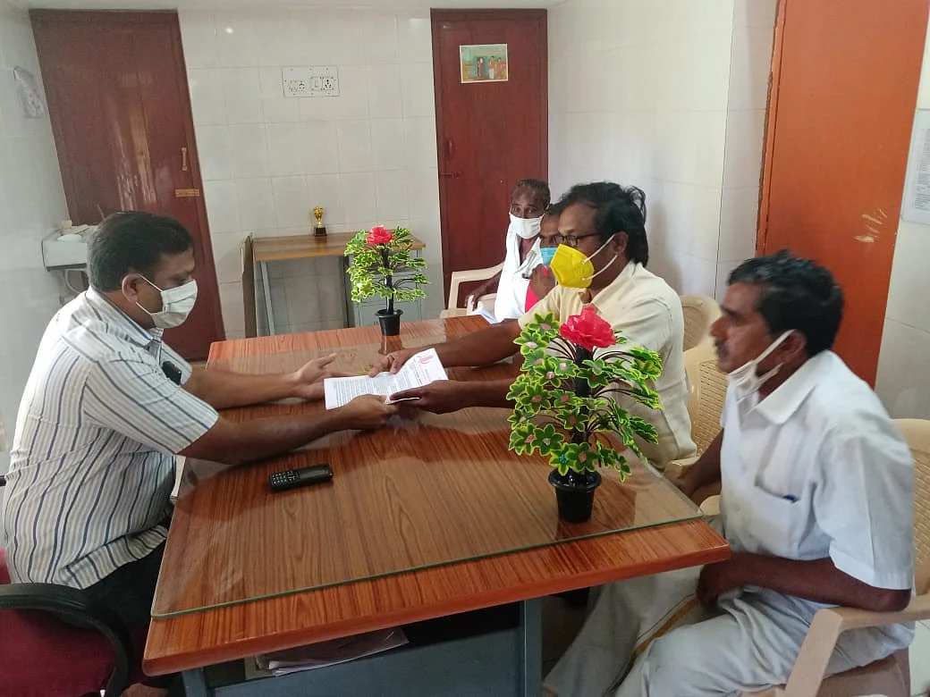 `மருத்துவர்கள் இல்லை; பிரசவம் பார்க்கும் செவிலியர்கள்!' - கொதிக்கும் முதல்வர் தொகுதி மக்கள் 2 பேச்சுவார்த்தை