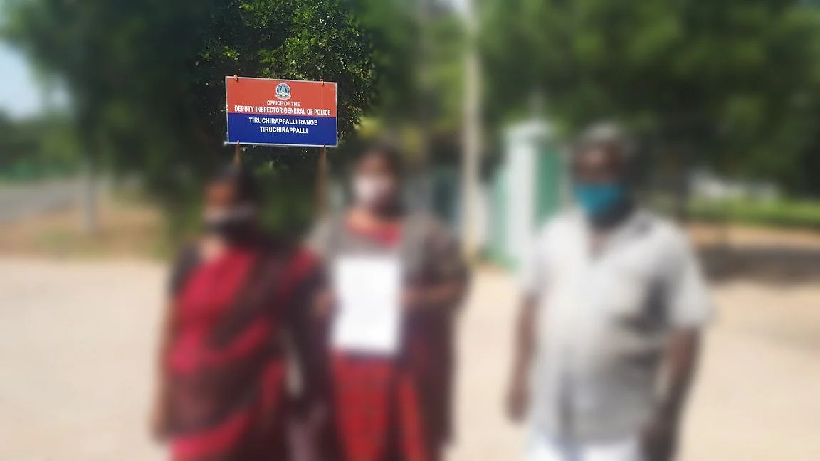 புகார் மனு அளித்த பிரியா