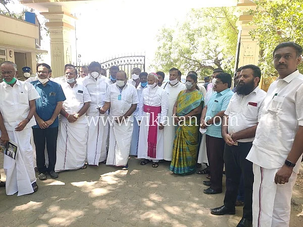 மனு அளிக்க வந்திருந்த அனைத்துக் கட்சியினர்