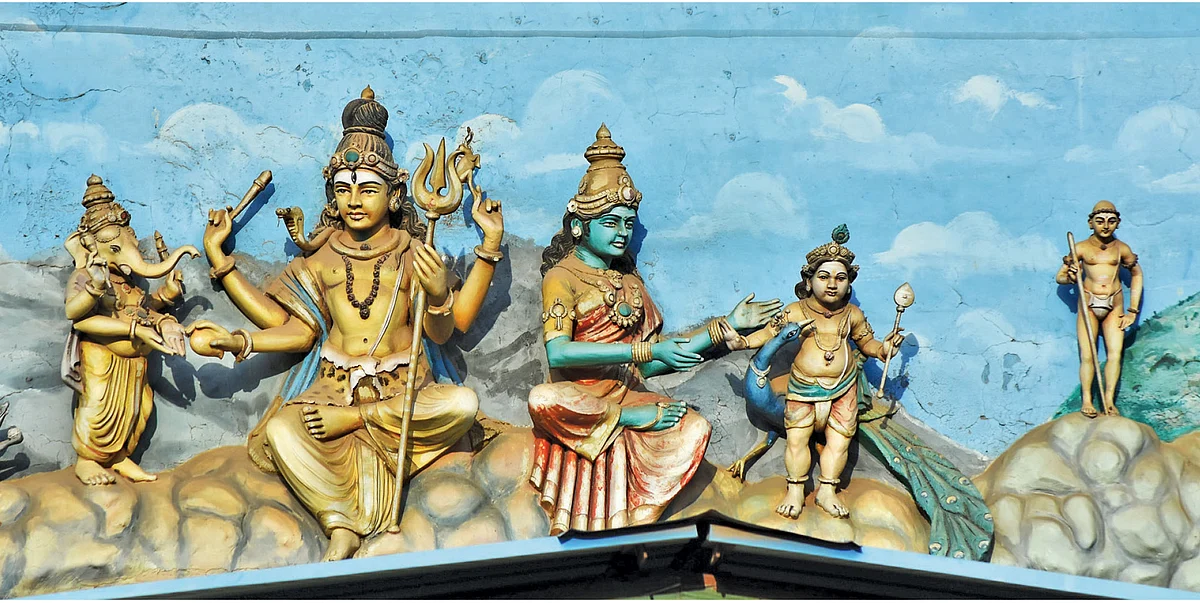 ஞானப் பழமாம் முருகனை பழநியம்பதி பெற்ற திருக்கதை சிற்பக் காட்சியாய்...