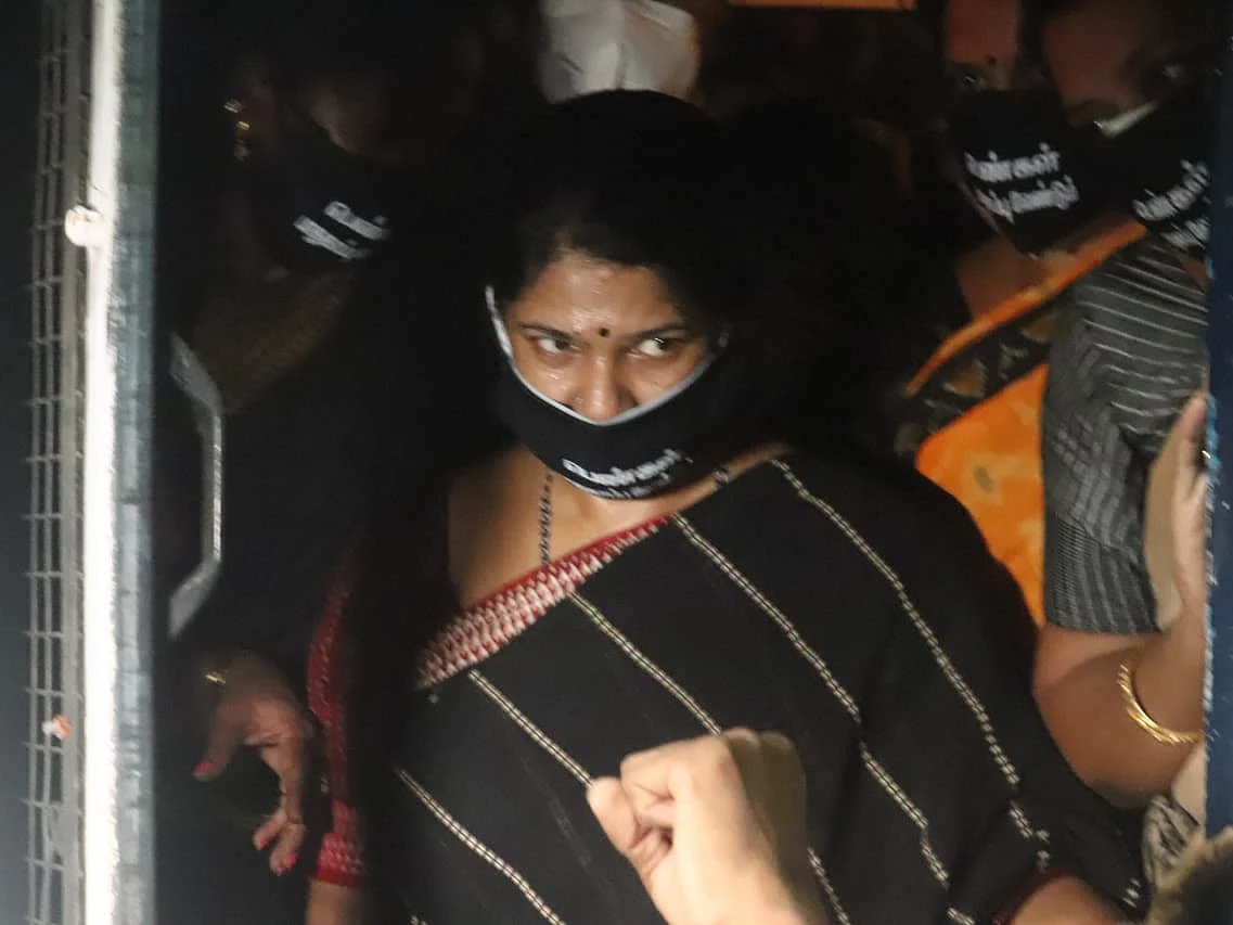 ஹத்ராஸ் சம்பவம்: ஆளுநர் மாளிகை நோக்கிப் பேரணியாகச் சென்ற தி.மு.க எம்.பி கனிமொழி கைது! #NowAtVikatan