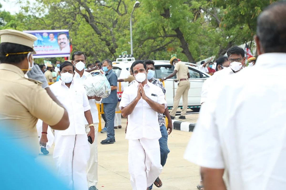 மாவட்டச் செயலாளர் குமார்