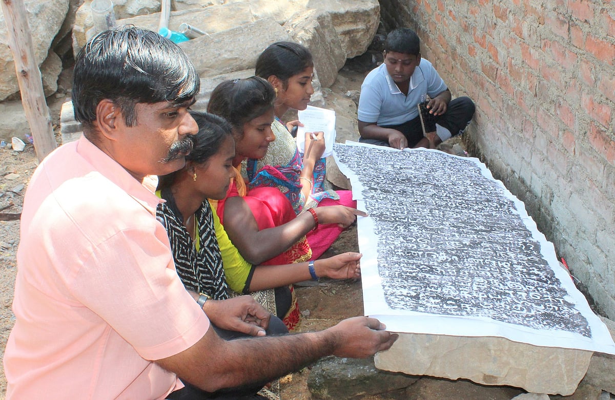 கல்வெட்டுகள் ஆய்வில் தொல்லியல் ஆர்வலர்கள்