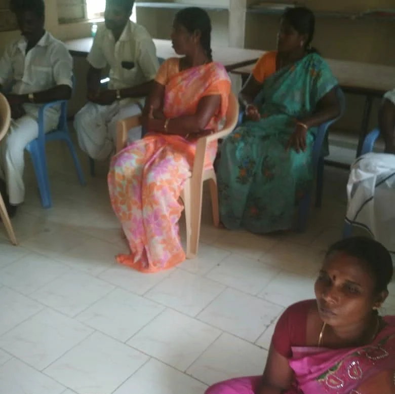 தரையில் அமர வைக்கப்பட்ட பெண் ஊராட்சித் தலைவர்