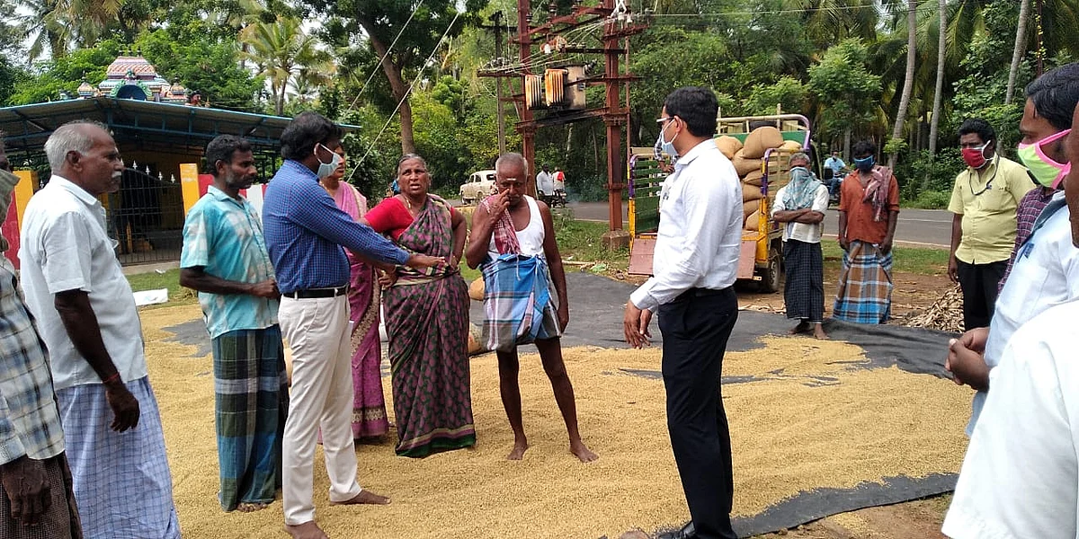 விவசாயிகளிடம் குறைகளைக் கேட்கும் கலெக்டர்