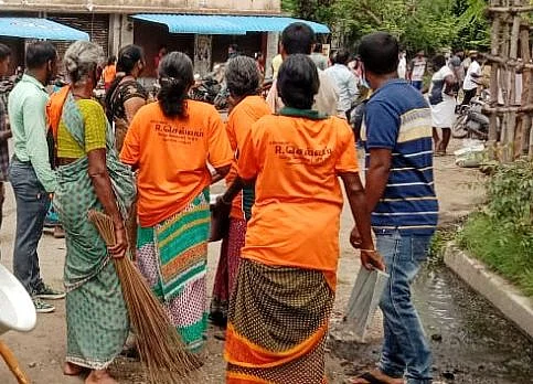 கலவரத்தை வேடிக்கை பார்க்கும் தூய்மைப் பணியாளர்கள்