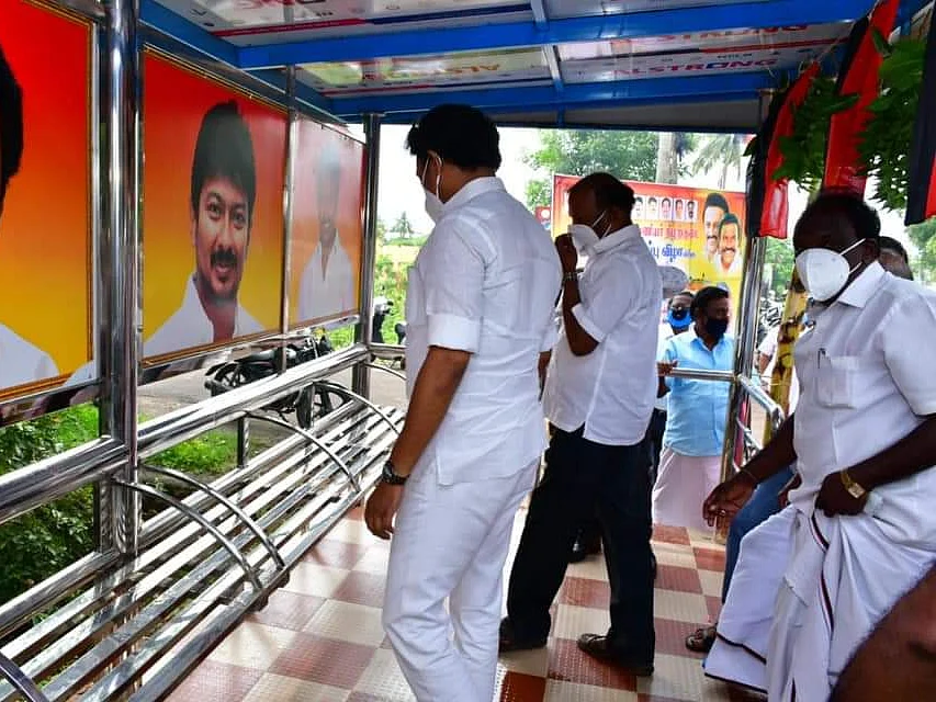 திருச்சி: `தொகுதி மேம்பாட்டு நிதி; உதயநிதி படம்!’ - நிழற்குடை சர்ச்சையில் மகேஷ் பொய்யாமொழி