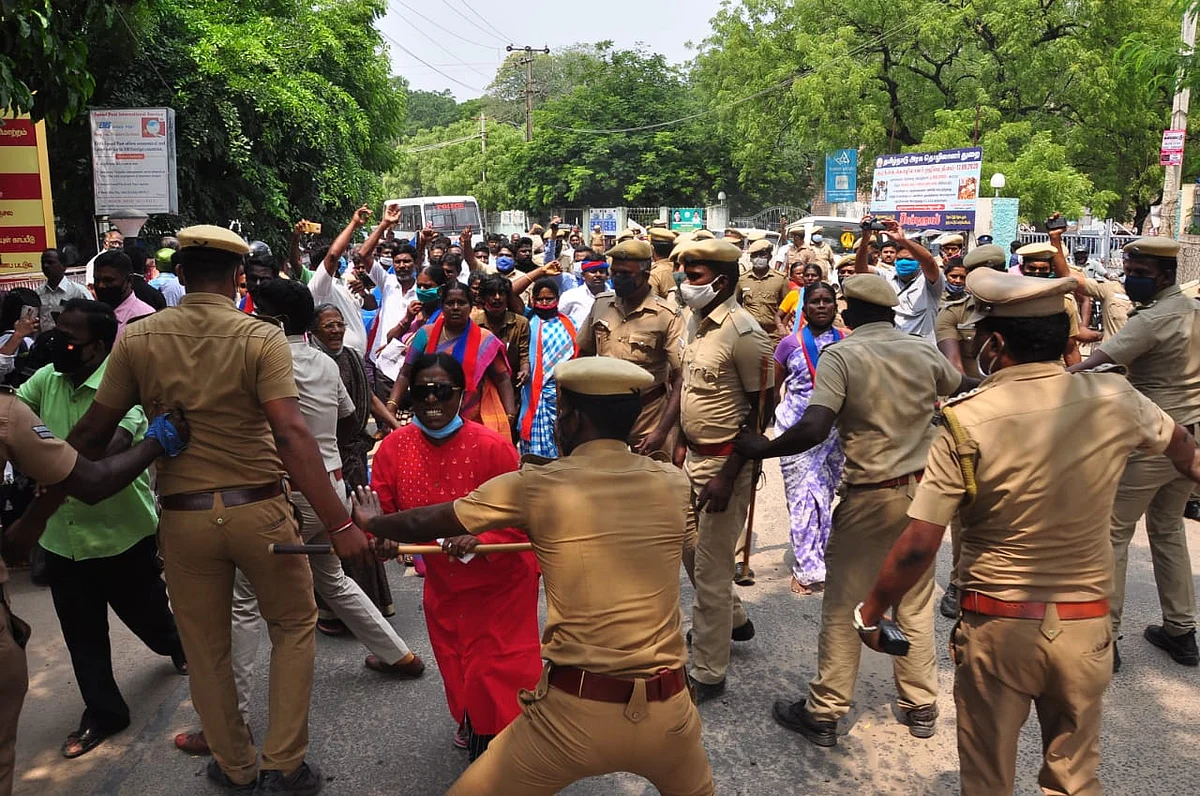 தடுத்து நிறுத்தும் கவால்துறையினர்