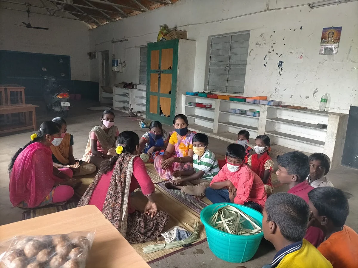 பயிற்சி பெறும் பெண்கள்