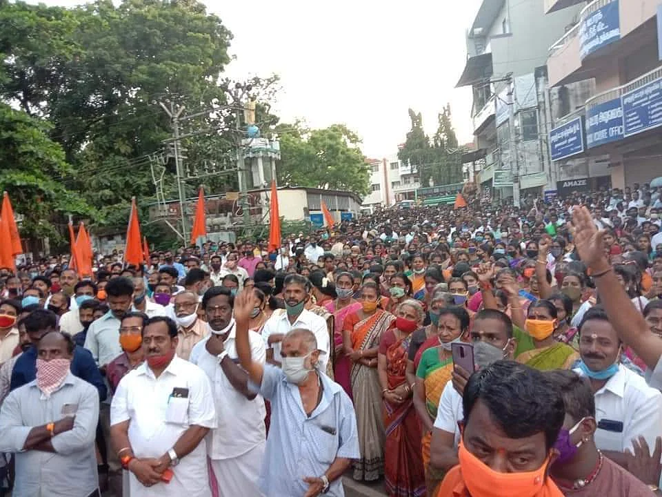 நவராத்திரிக்காக சுவாமிகளைப் பல்லக்கில் கேரளா அழைத்துச் செல்லக் கோரி நடந்த போராட்டம்
