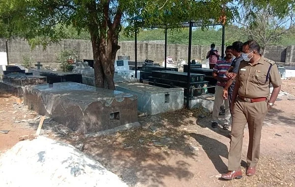 நேரில் பார்வையிட்ட காவல்துறை அதிகாரி