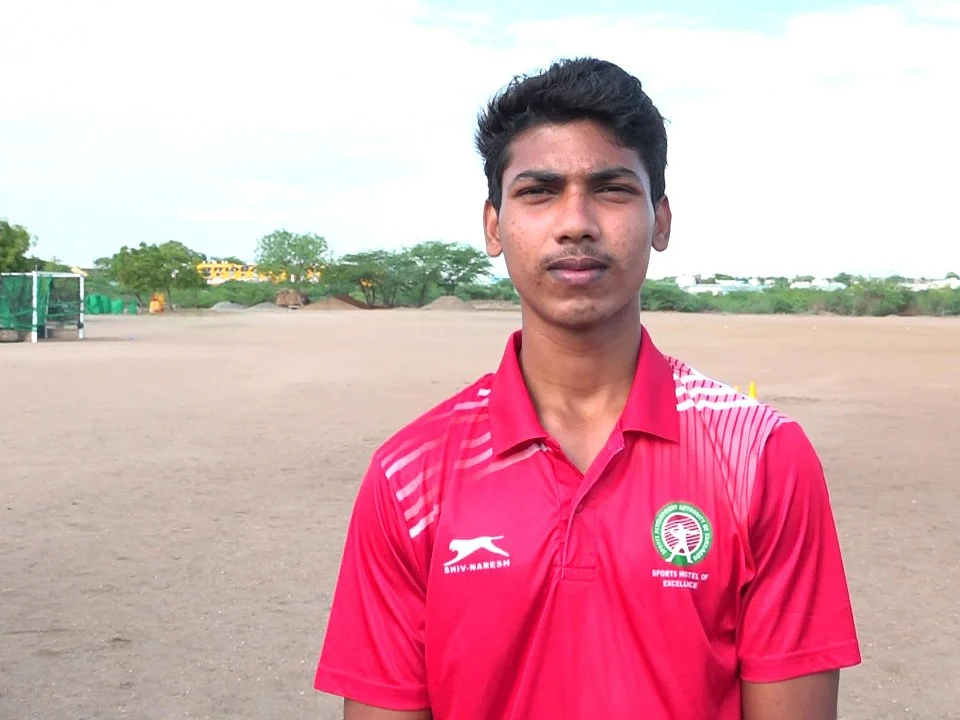 ஹாக்கியில் கலக்கும் கோவில்பட்டி தீப்பெட்டி தொழிலாளரின் மகன் மாரிஸ்வரன்!