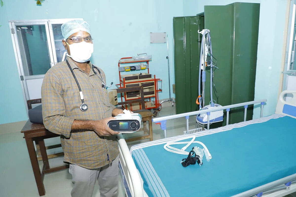 குழந்தைகள் வார்டில் டாக்டர்