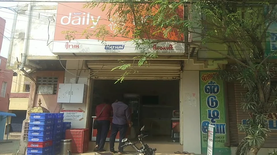 ஐஸ்கிரீம், பால்பவுடர் கொள்ளை நடந்த கடை