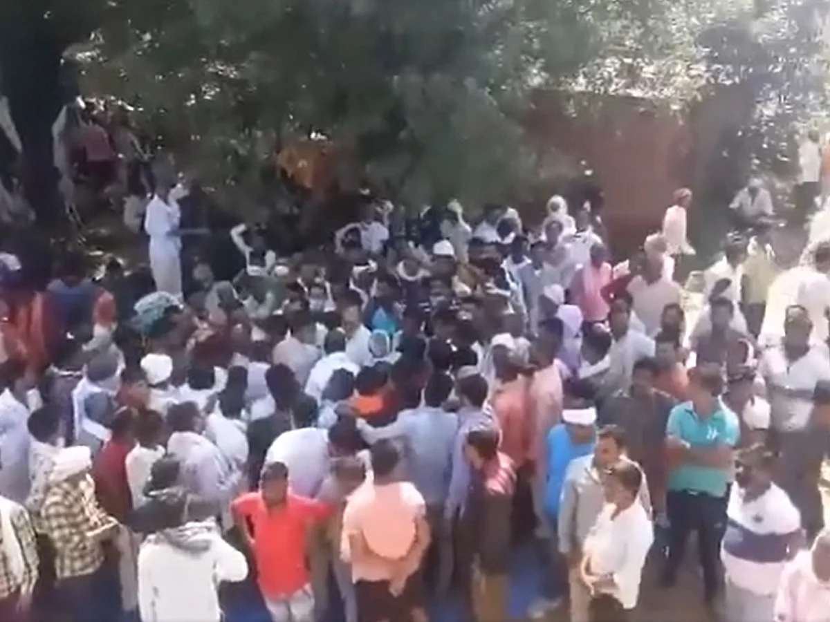 நால்வருக்கு ஆதரவாக ஆதிக்க சாதியினர் நடத்திய பஞ்சாயத்து... ஹத்ராஸில் என்ன நடக்கிறது?