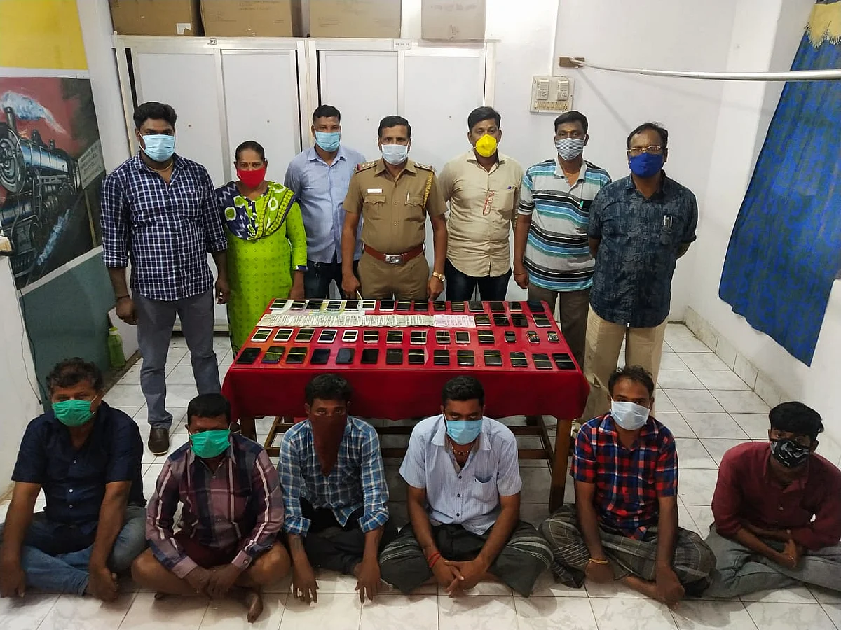 திருட்டு செல்போன் வழக்கில் கைதானவர்கள்