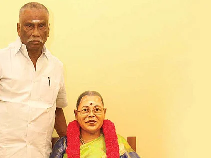 “அவள் மனைவியல்ல, என் தெய்வம்!” - சிலைவைத்து வணங்கும் கணவர்