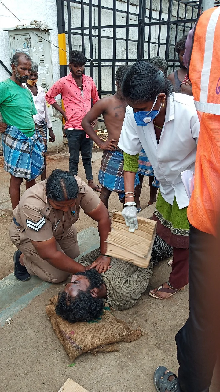 முத்து கிருஷ்ணவேணி உதவிய போது