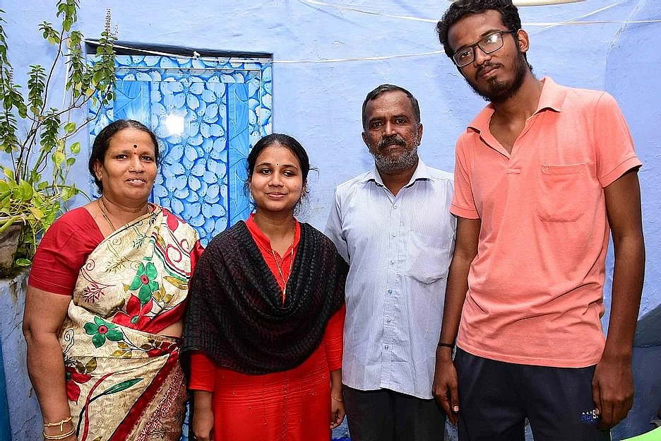 பெற்றோருடன் பூர்ணசுந்தரி
