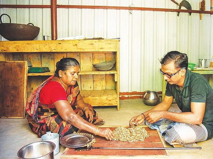 `ரூ.45 லட்சம் டேர்ன் ஓவர்!' - கருப்பட்டி கடலை மிட்டாய் பிசினஸில் கலக்கும் இன்ஜினீயர்