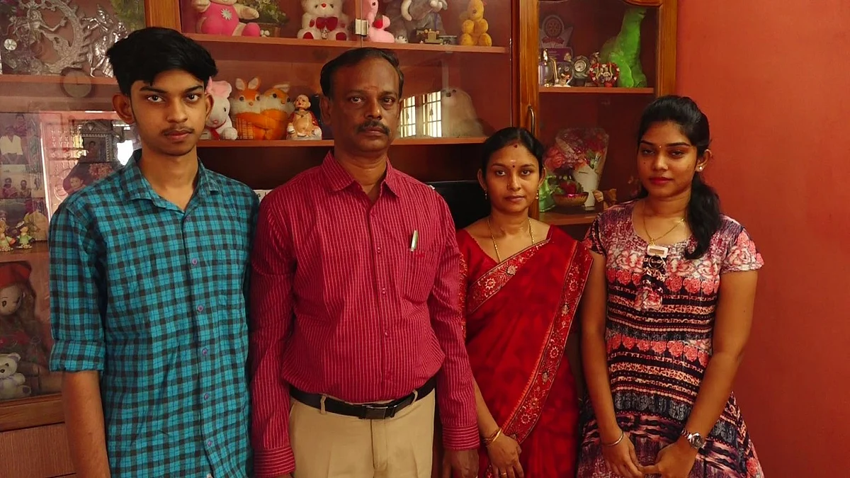 கிருத்திக்கா குடும்பத்துடன்