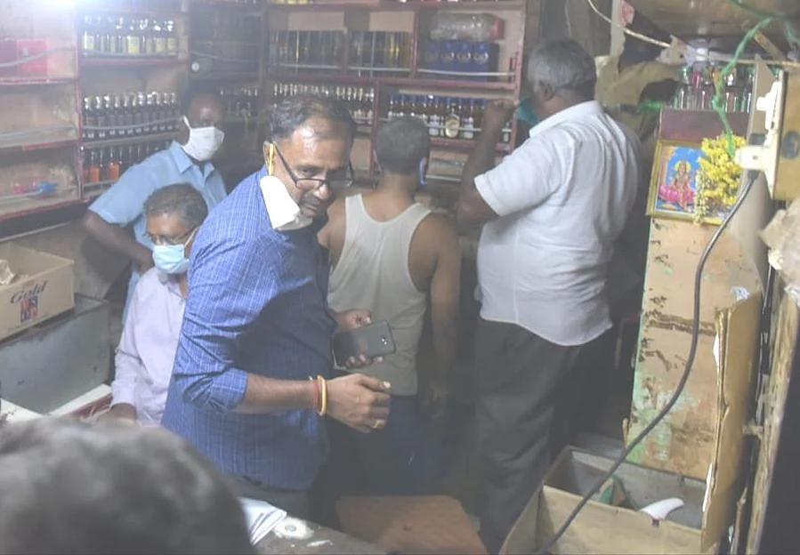 டாஸ்மாக் கடையில் நடத்தப்பட்ட சோதனை