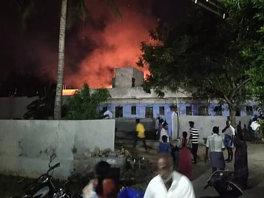 நாமக்கல்: சட்டவிரோதமாகப் பதுக்கிவைக்கப்பட்ட பட்டாசு; திடீர் தீ! - விபத்தில் இருவர் பலி