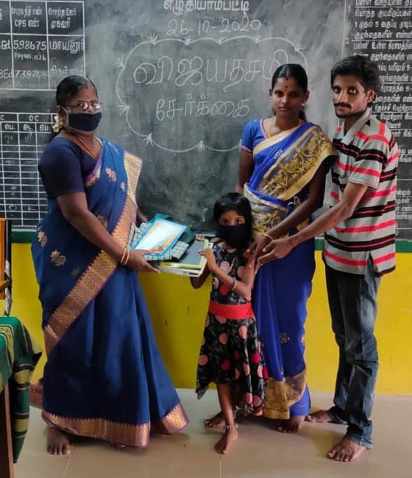 யாசினிக்கு சிலேட்டு வழங்கும் கலா