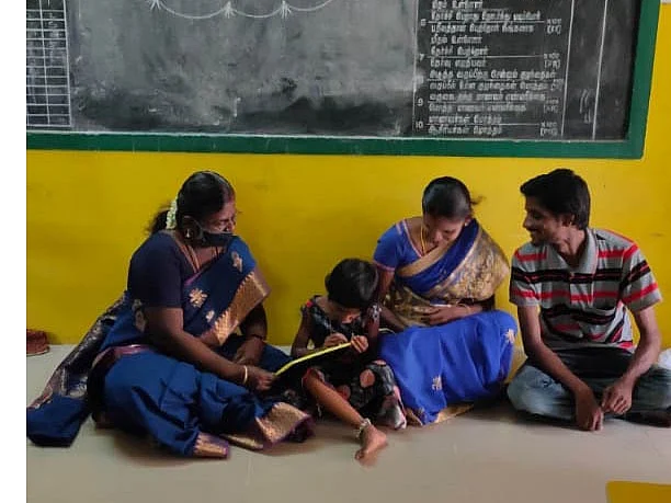 `அரசுப் பள்ளியில கல்வி சிறப்பா இருக்கும்னு உணரனும்!' - மாணவிக்கு சால்வை அணிவித்த தலைமை ஆசிரியை