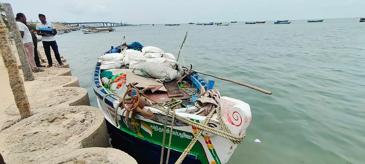 மஞ்சள் மூட்டைகளுடன் சிக்கிய நாட்டுப்படகு