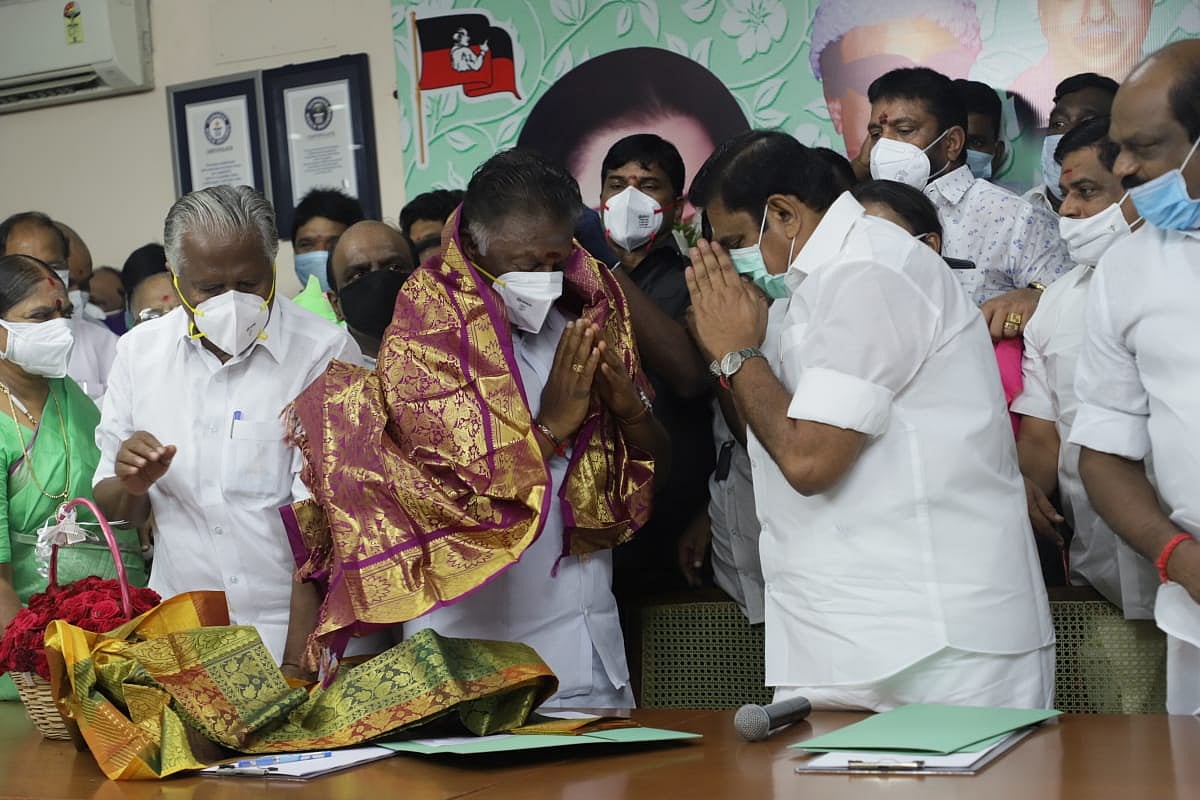 பன்னீர் - எடப்பாடி