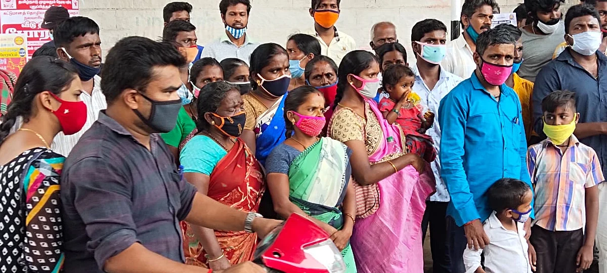 சிறுமியின் பெற்றோர் மற்றும் உறவினர்கள்.