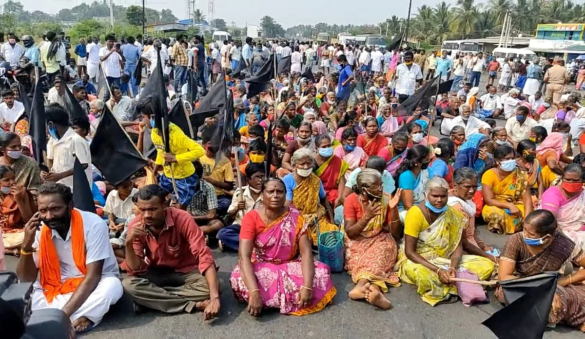 போராட்டத்தில் ஈடுபட்டுள்ள பெண்கள்