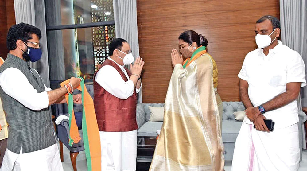 மிஸ்டர் கழுகு: காயப்பட்ட குஷ்பு! - கரைசேர்த்த தாமரை...