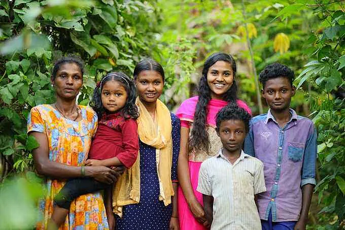 தாய் பிந்து மற்றும் உறவினர்களுடன் ராதிகா