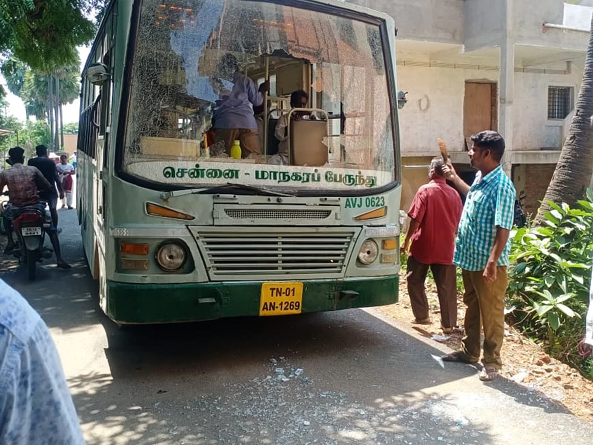 சென்னை: குறுக்கே வந்த குழந்தை... திடீர் பிரேக்! - கண்ணாடியை உடைத்துக்கொண்டு விழுந்த கண்டக்டர்