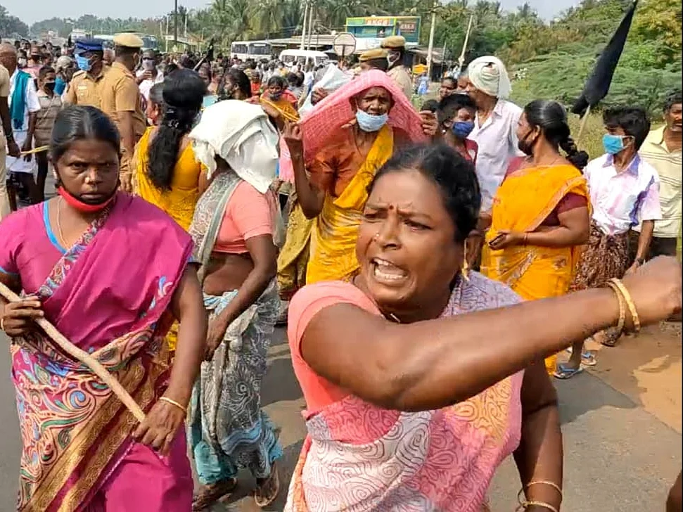 திண்டுக்கல்: `180 நாள்கள் தண்ணீர் திறக்க வேண்டும்!’ - திடீர் சாலைமறியல்; ஸ்தம்பித்த நெடுஞ்சாலை