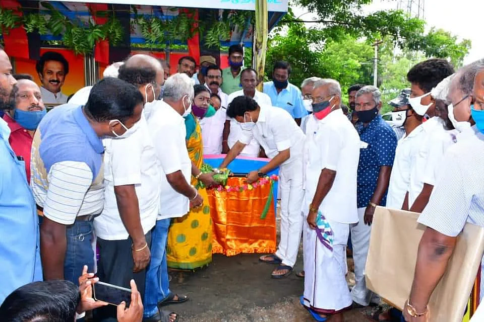 பயணிகள் நிழற்குடையை திறந்து வைத்த மகேஷ்