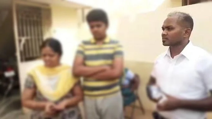 ஆதிஷ் பிரணவ் உறவினர்களுடன்
