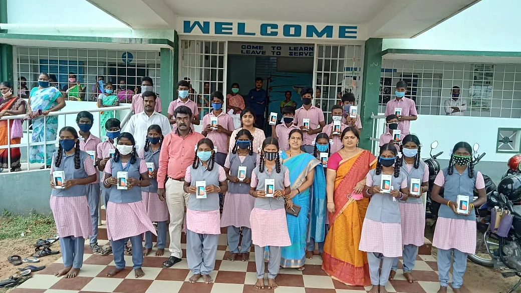 போன் வழங்கிய ஆசிரியர் பைரவி