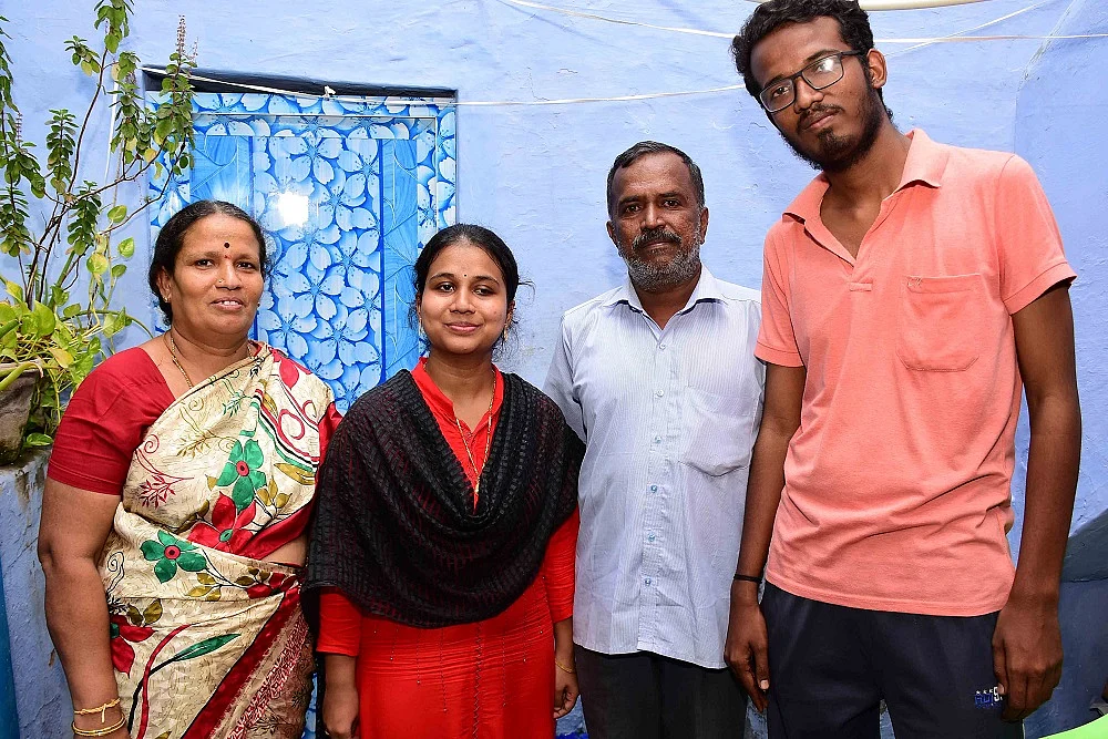 குடும்பத்தினருடன் பூரணசுந்தரி