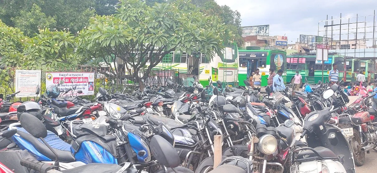 வெளியில் நிறுத்தப்பட்டுள்ள பைக்குகள்