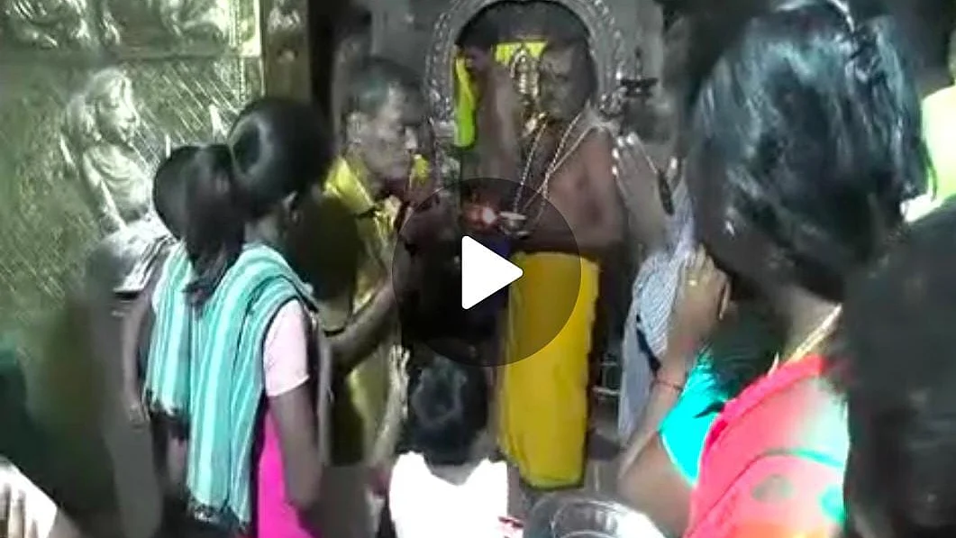 கோயில் கருவறையில் புகுந்து பூசாரி மீது தாக்குதல்