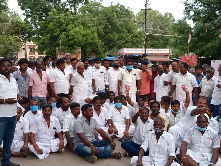 தூத்துக்குடி: கட்சிக்கொடி ஏற்றுவதில் போட்டி! - தி.மு.க., அ.தி.மு.கவினர் மோதல்; தடியடியால் பரபரப்பு!