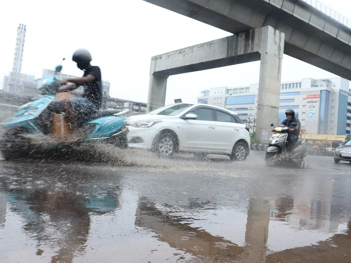 சென்னை: நள்ளிரவு முதல் 6 மணிநேரத்துக்கும் மேலாக கனமழை - வெள்ளக்காடான சாலைகள்!