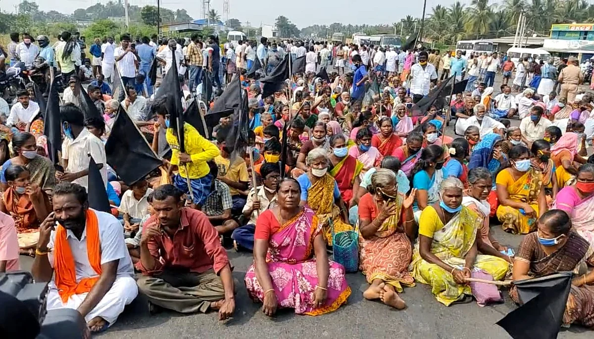 போராட்டத்தில் ஈடுபட்டுள்ள பெண்கள்