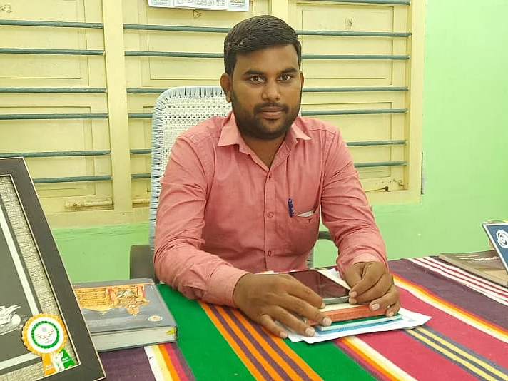 வேதாரண்யம்: `மக்கள் தணிக்கை!'- வரவு, செலவு நோட்டீஸ் விநியோகித்த ஊராட்சித் தலைவர்