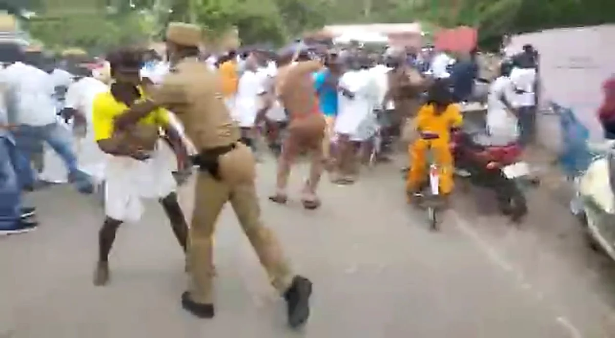 போலீஸார் தடியடி