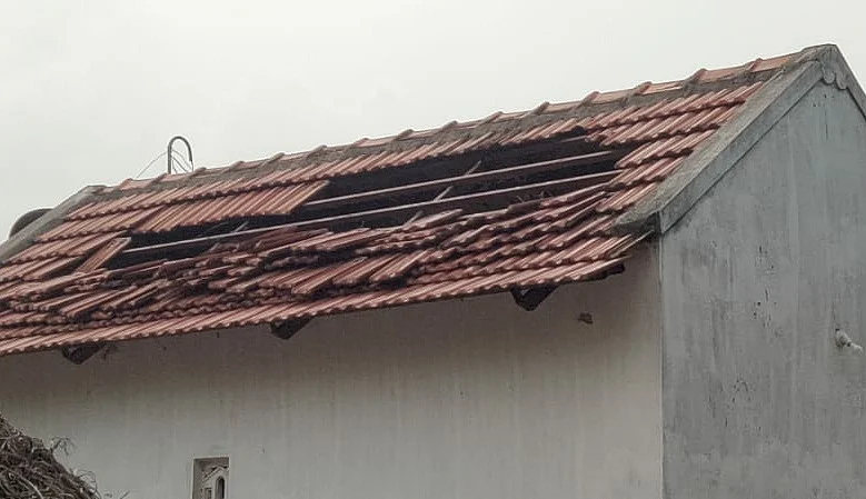 சேதமடைந்த வீடுகள்