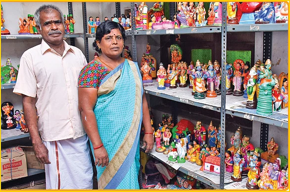 கணவருடன் சாந்தி அம்மா...